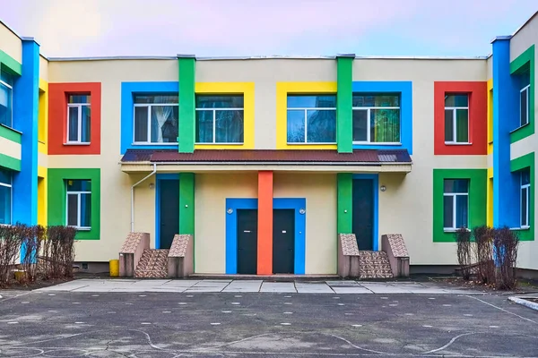 Ev, okul, dükkan ya da fabrika gibi duvarları olan bir yapı..