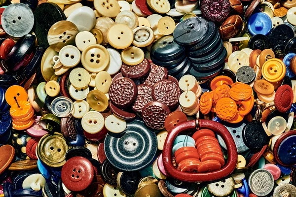  Mesleği takım elbise, pantolon ve ceket dikmek olan kişi bireysel müşterilere uysun diye.