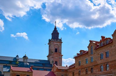  Orta Çağ 'la ilgili. Eski ortaçağ şehrinin çatıları ve avlusu ve Hristiyan Katedrali 'nin çan kulesi.
