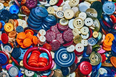  Mesleği takım elbise, pantolon ve ceket dikmek olan kişi bireysel müşterilere uysun diye.