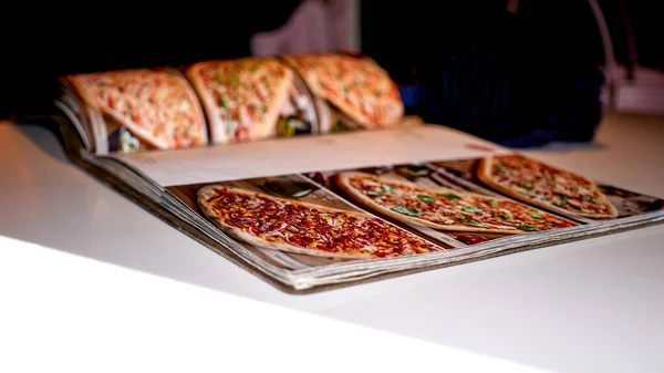Wykaz Dań Dostępnych Restauracji Lub Kawiarni Otwarte Menu Pizzy Leżące — Zdjęcie stockowe