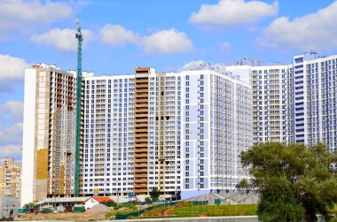 Çatı ve duvarları olan bir yapı, ev, okul, dükkan veya fabrika gibi. Göl kenarında yeni bir bina..