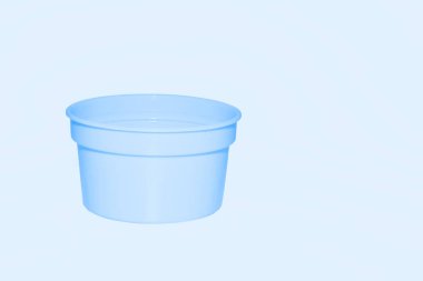 Cam ya da çömlekten yapılmış geniş ağızlı silindirik bir kap ve tipik olarak ürün depolamak için kullanılan bir kapağı var. Açık mavi plastik kavanoz kapasite soluk mavi üzerinde izole