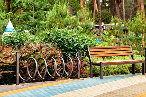 Large Public Green Area Town Used Recreation Wooden Bench Bike — ストック写真