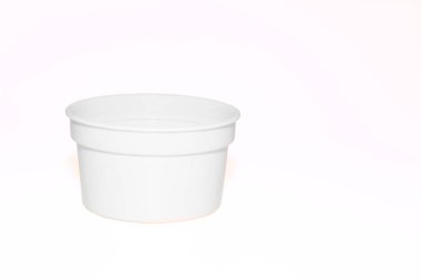 Cam ya da çömlekten yapılmış geniş ağızlı silindirik bir kap ve tipik olarak ürün depolamak için kullanılan bir kapağı var. Beyaz plastik kavanoz kapasitesi beyaz üzerine izole 