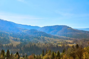 Sonbahar ılıman dört mevsimden biridir. Tropiklerin dışında sonbahar, yazdan kışa geçişi simgeliyor. Bir vadideki küçük bir sonbahar köyünün ve mavi bir sis içindeki dağların havadan görünüşü. 