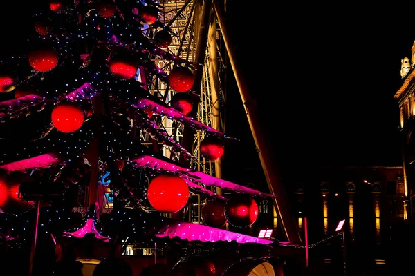 思考やアイデアとして存在するが 物理的または具体的な存在を持っていない 赤いボールとクリスマスツリー ピンクの翼 観覧車 夜の家を耕す — ストック写真
