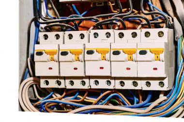 Yeni bir dairedeki bağlantı kutusu otomatiği. Elektrik kablolarının ya da kabloların birleştiği bir kutu kapat