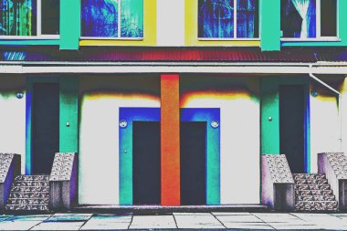 Bir ev, okul, mağaza veya fabrika gibi çatısı ve duvarları olan bir yapı. Yeşil mavi beyaz ve sarı beton bina okulu 