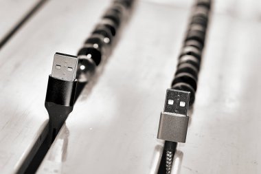 gerçek ya da kavramsal bir bağlantı kurmak için bir araya gelin ya da temas kurun. Bağlan ve sohbet et. Siyah ve beyaz usb kablolar ve balonlar