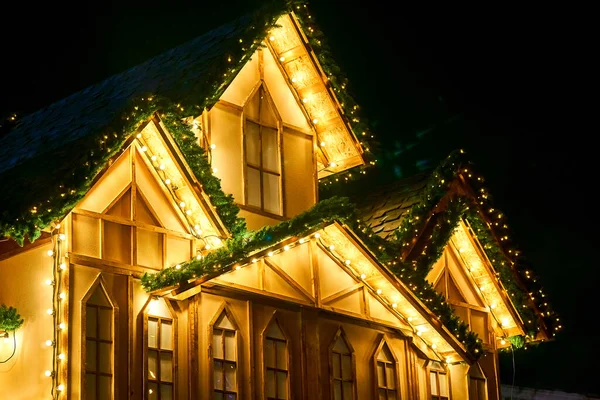 多くの光を放つか反射するか ライトと照明付きの夜輝く黄色の黄金の家 — ストック写真