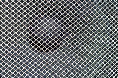 Elektrik impulslarını genel bir adres sistemi veya stereo ekipman parçası olarak sese dönüştüren bir cihaz. Büyük siyah müzik hoparlörü metal koruyucu ağ ile kaplı. 