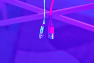 gerçek ya da kavramsal bir bağlantı kurmak için bir araya gelin ya da temas kurun. Bağlan ve sohbet et. Bağlan ve sohbet et. Soluk mor arkaplanda mavi ve kırmızı usb kablosu