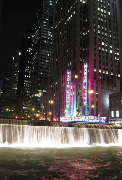 New york - 22 Mayıs: new york city landmark, 22 Mayıs 2012 tarihinde görülen nyc rockefeller center, radio city konser salonu. Roketler ve ünlü yıllık Noel muhteşem ev.