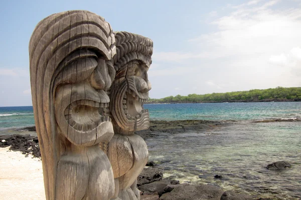 하와이 있는 pu'uhonua o honaunau 국립 공원에 피난의 도시에서 신성한 동상 — 스톡 사진