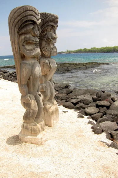 하와이 있는 pu'uhonua o honaunau 국립 공원에 피난의 도시에서 신성한 동상. — 스톡 사진