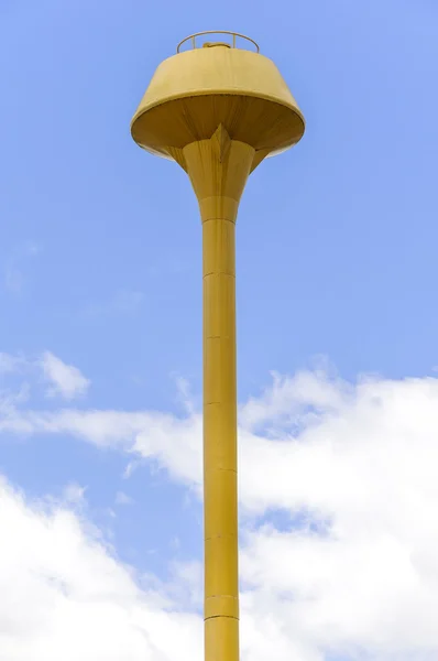 Tanque de agua amarillo —  Fotos de Stock