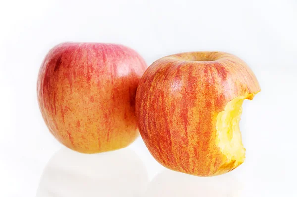Apfel vereinzelt gebissen — Stockfoto