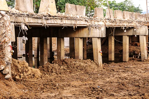 Köprü yapım aşamasındadır