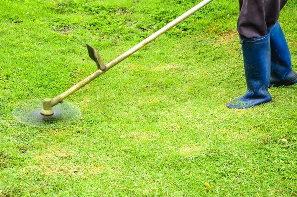 Trabalhador cortando grama — Fotografia de Stock