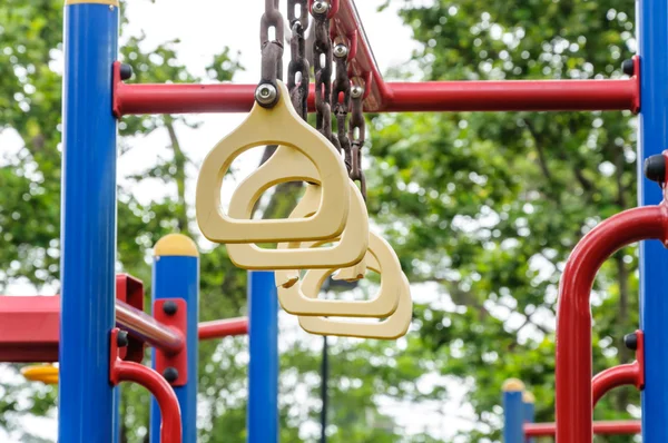 Anéis de escalada em um playground — Fotografia de Stock