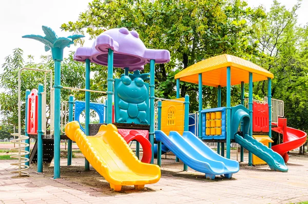 Equipamento de parque infantil colorido — Fotografia de Stock