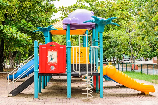 Colorido equipo de parque infantil — Foto de Stock