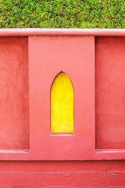 Gele frame op rode muur — Stockfoto