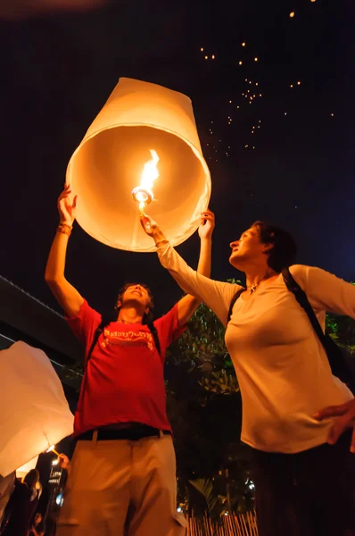 Turista lançando lanterna céu — Fotografia de Stock