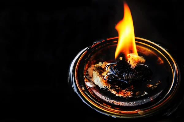 Kerze lodert Feuer — Stockfoto