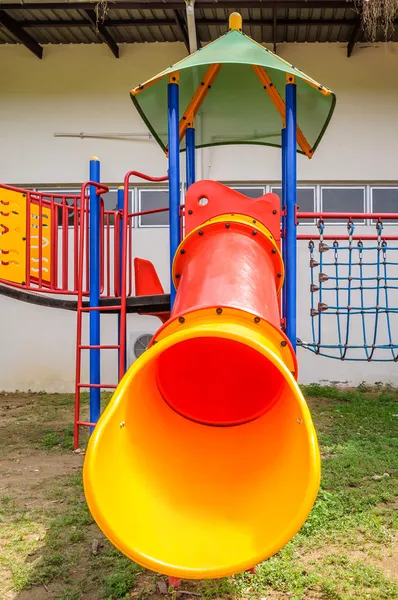 Equipamento de parque infantil colorido — Fotografia de Stock