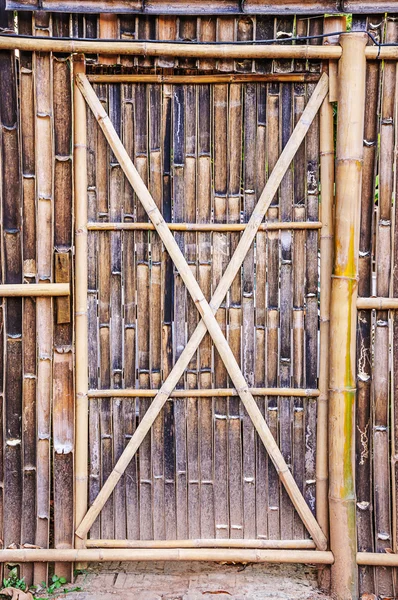 Porta de bambu na cerca — Fotografia de Stock