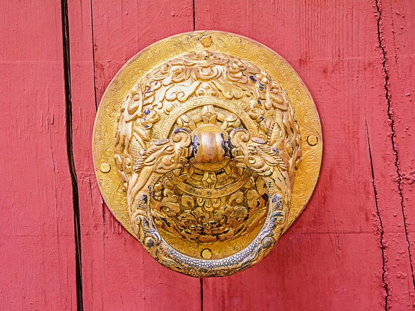Close-up van oude gouden knocker — Stockfoto