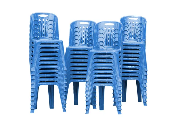 Синие пластиковые стулья — стоковое фото