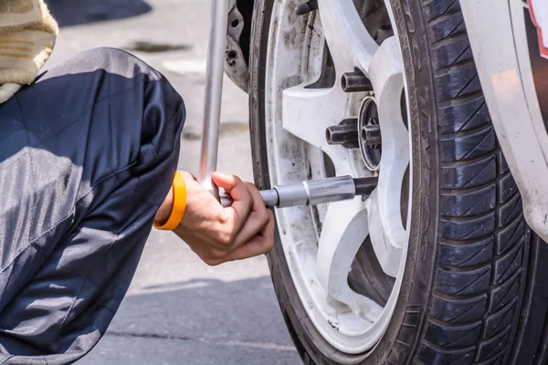 Replacing wheel vehicle — Stock Photo, Image