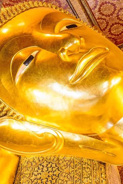 Статуєю лежачого Будди — стокове фото