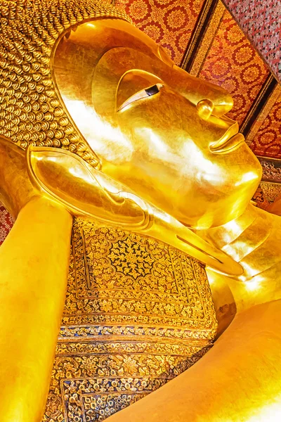 Reclining Buddha statue — Stock Photo, Image