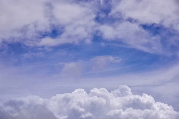 Awan Putih Dengan Latar Langit Biru Bengkak Berbulu Putih Awan — Stok Foto