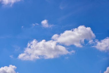 Mavi arka planda beyaz bulutlar. Kabarık beyaz bulutlar mavi gökyüzü.