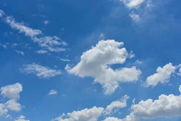 Piękne Białe Chmury Tle Błękitnego Nieba Puszyste Puszyste Białe Chmury — Zdjęcie stockowe
