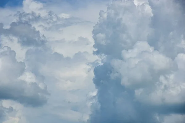 Nuvens Cúmulos Bonitas Contra Céu Azul Diurno Cumulus Uma Nuvem — Fotografia de Stock