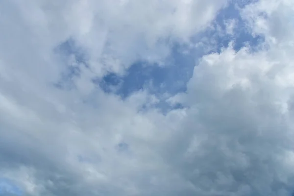 Όμορφα Πυκνά Σύννεφα Ενάντια Στον Γαλάζιο Ουρανό Της Ημέρας Cumulus — Φωτογραφία Αρχείου