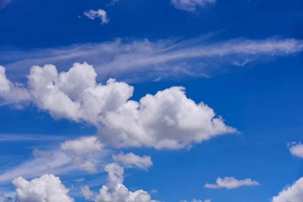 Białe Chmury Tle Błękitnego Nieba Puszyste Puszyste Białe Chmury Błękitne — Zdjęcie stockowe