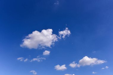 Mavi arka planda beyaz bulutlar. Kabarık beyaz bulutlar mavi gökyüzü.