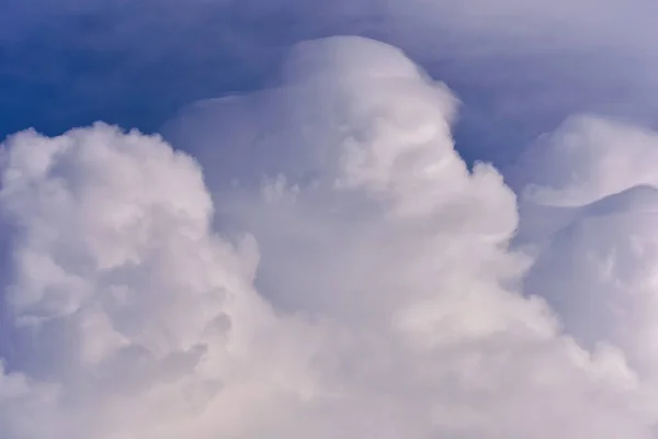 Bengkak Berbulu Putih Awan Terhadap Langit Siang Hari Cumulus Adalah — Stok Foto