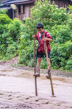 ahşap ayaklıklarıyla yürüyen.