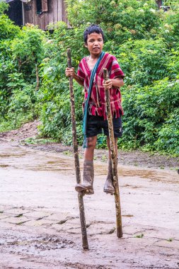 ahşap ayaklıklarıyla yürüyen.