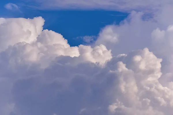 Bengkak Berbulu Putih Awan Terhadap Langit Siang Hari Cumulus Adalah — Stok Foto