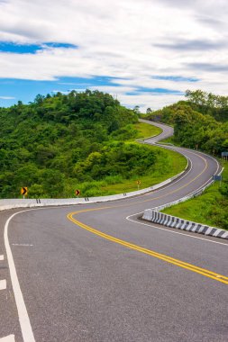 Yeni Görülmemiş Viraj Yolu No: 3 1081 Santisuk, Bo Kluea Bölgesi, Nan Bölgesi, Tayland. Turistlerin hatıra olarak fotoğraf çekmek için geldiği popüler bir yer mi?
