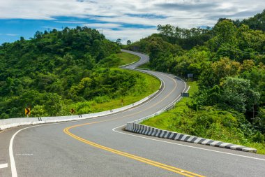 Yeni Görülmemiş Viraj Yolu No: 3 1081 Santisuk, Bo Kluea Bölgesi, Nan Bölgesi, Tayland. Turistlerin hatıra olarak fotoğraf çekmek için geldiği popüler bir yer mi?